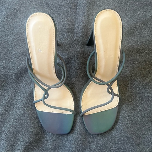 ⭐️ Offer B2G2! BUY 2 GET 2 FREE!
Pretty Little Thing Black Iridescent Heels - Picture 3 of 12